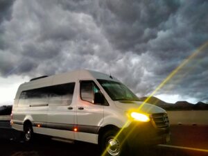 camioneta blanca en la carretera