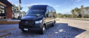 camioneta sprinter mercebes benz negra afuera del hotel krystal grand nuevo vallarta
